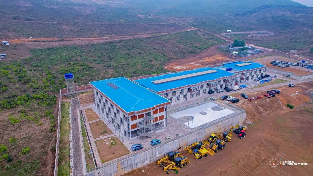 TresorWanadi's tweet photo. Le 1er octobre 2026, le ministre de l’Emploi et du Travail,Ferdinand MASSAMBA WA MASSAMBA, a inspecté le futur centre de formation de l’INPP à Maluku, en prélude à son inauguration.
renforcer les compétences des jeunes, répondre aux besoins du marché et favoriser leur  insertion. https://t.co/WX0oJ6hdKK