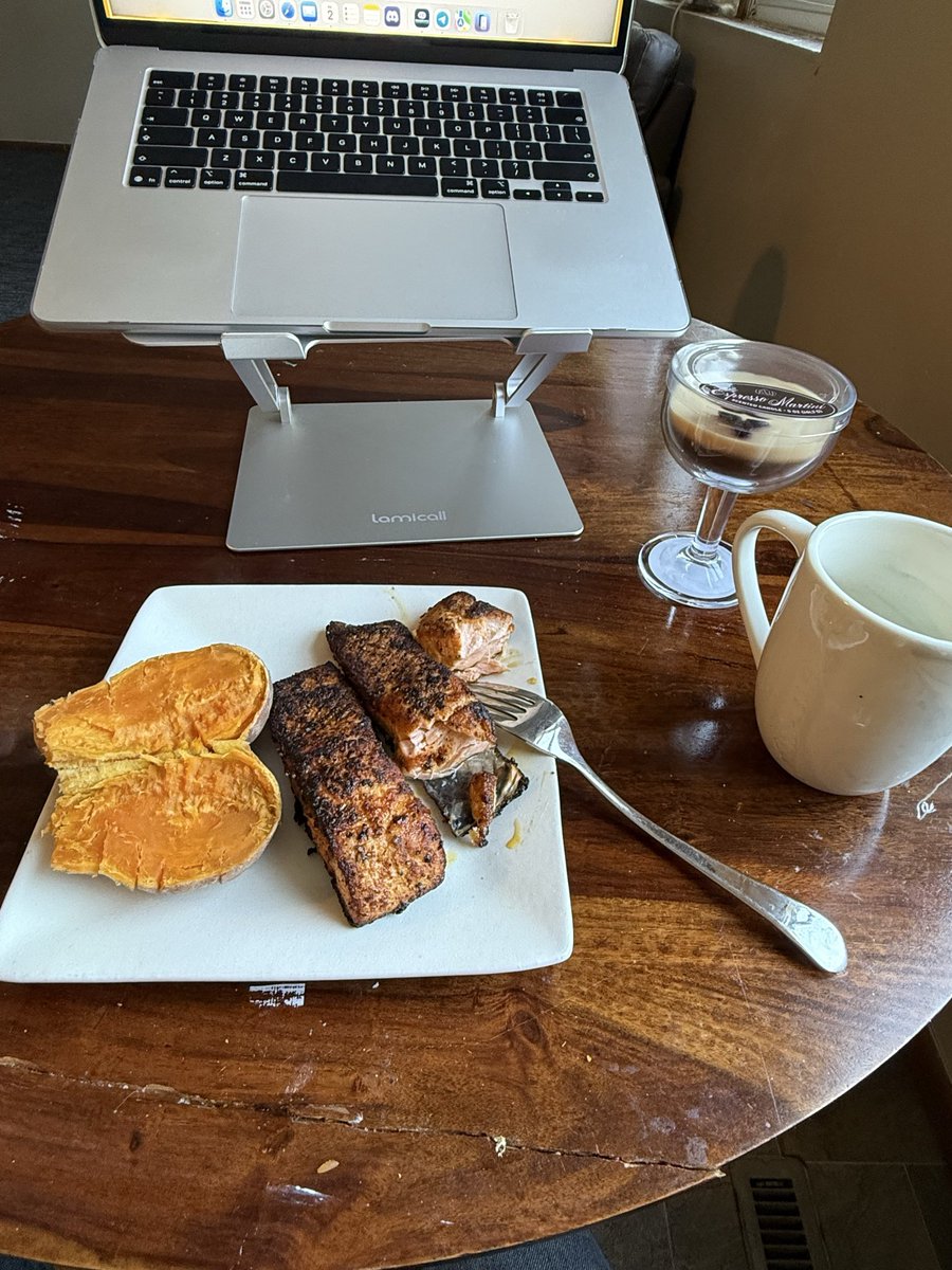 Devinemeryy's tweet photo. Salmon + Sweet potato kinda night 🌸 https://t.co/vhsxMcYQoE