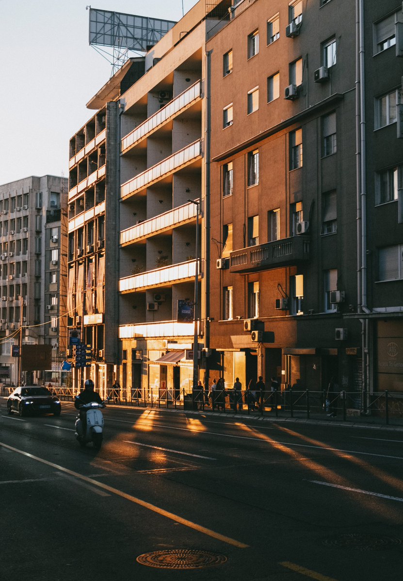 blue__lamp's tweet photo. Гуляла по Белграду на закате. Нравится, когда рельеф города позволяет лучам солнца в таких цветах достигать земли https://t.co/e4XRjpiWZ8