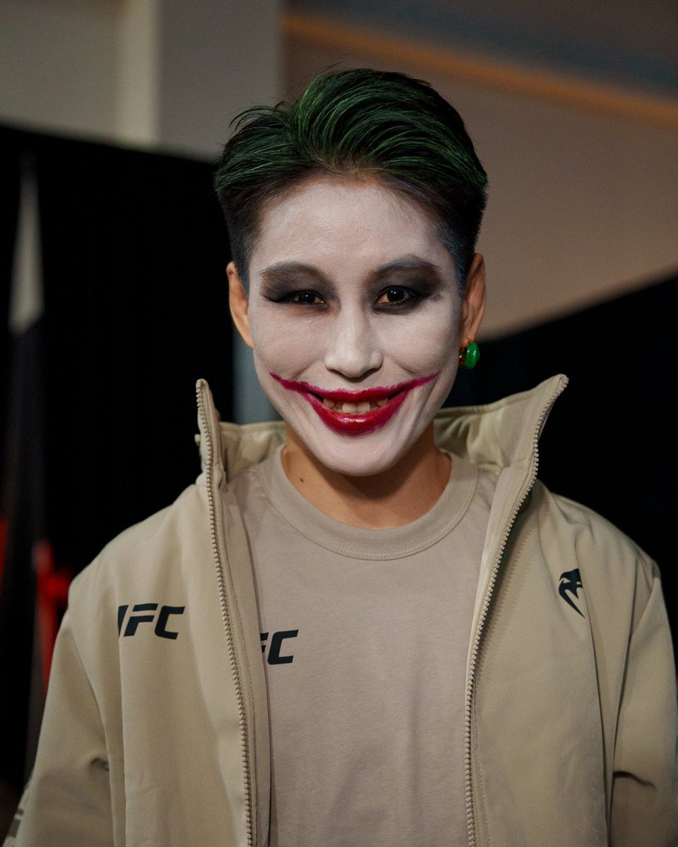 Showing up to ceremonial weigh-ins in style 🃏

Wang Cong | #UFC332 
 [📷](https://pbs.twimg.com/media/HTqEiLqb0AA7ejL.jpg) https://pbs.twimg.com/media/HTqEiLqb