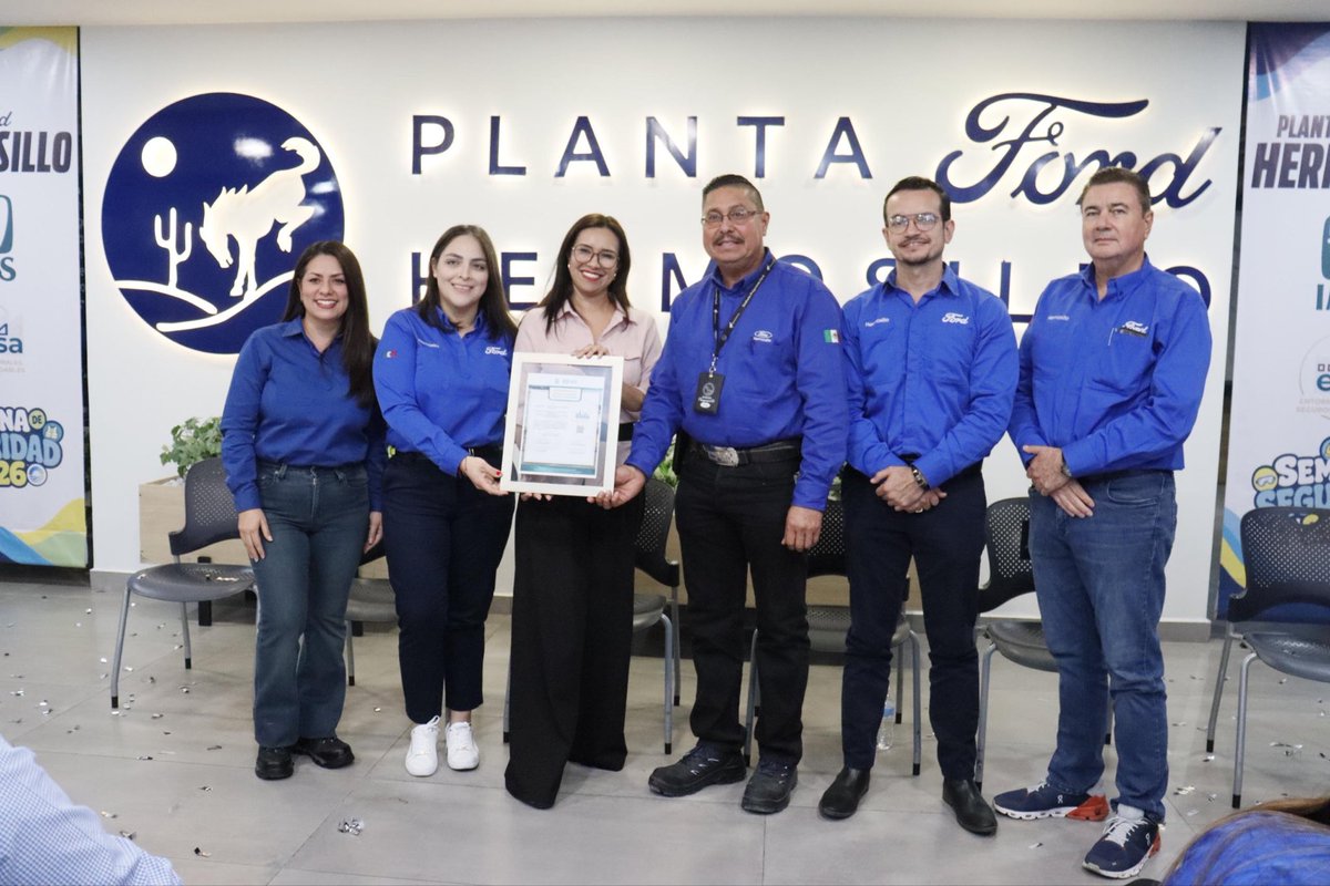 IMSSSONORA's tweet photo. 🏭 Por cuarto año consecutivo, la Planta Ford de Hermosillo recibió del IMSS el distintivo #ELSSA_IMSS por sus acciones para prevenir riesgos de trabajo.

Encabezaron el acto la titular del #IMSSSonora, Dra. Angélica Mariel Martínez, y la gerente Michelle Pérez. 🤝 https://t.co/nqvmsz9k7o