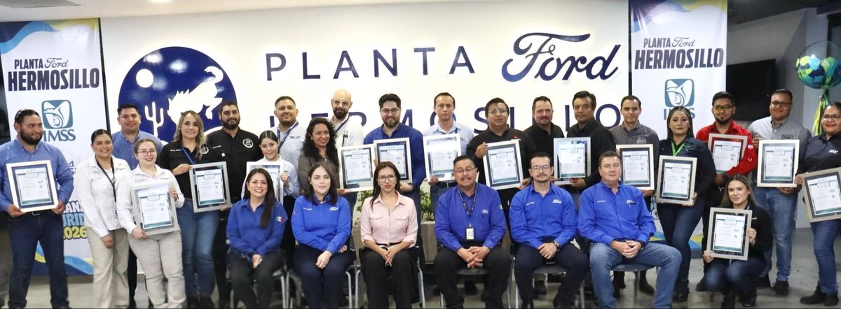 IMSSSONORA's tweet photo. 🏭 Por cuarto año consecutivo, la Planta Ford de Hermosillo recibió del IMSS el distintivo #ELSSA_IMSS por sus acciones para prevenir riesgos de trabajo.

Encabezaron el acto la titular del #IMSSSonora, Dra. Angélica Mariel Martínez, y la gerente Michelle Pérez. 🤝 https://t.co/nqvmsz9k7o