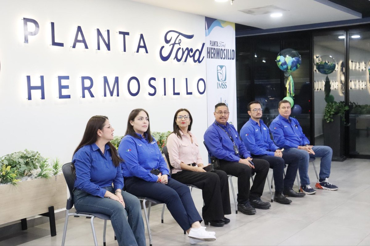IMSSSONORA's tweet photo. 🏭 Por cuarto año consecutivo, la Planta Ford de Hermosillo recibió del IMSS el distintivo #ELSSA_IMSS por sus acciones para prevenir riesgos de trabajo.

Encabezaron el acto la titular del #IMSSSonora, Dra. Angélica Mariel Martínez, y la gerente Michelle Pérez. 🤝 https://t.co/nqvmsz9k7o