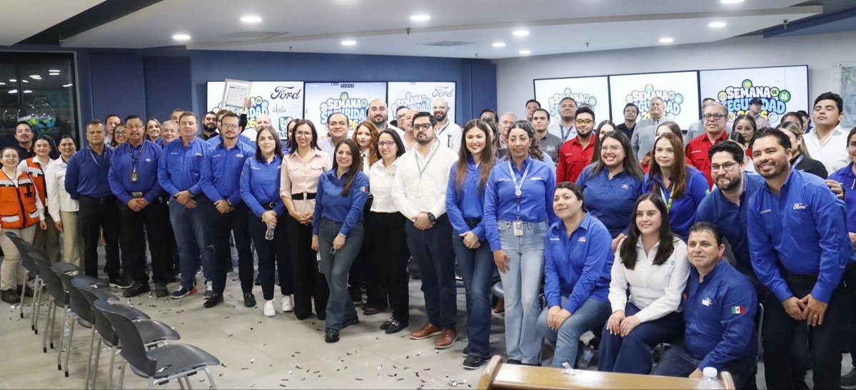 IMSSSONORA's tweet photo. 🏭 Por cuarto año consecutivo, la Planta Ford de Hermosillo recibió del IMSS el distintivo #ELSSA_IMSS por sus acciones para prevenir riesgos de trabajo.

Encabezaron el acto la titular del #IMSSSonora, Dra. Angélica Mariel Martínez, y la gerente Michelle Pérez. 🤝 https://t.co/nqvmsz9k7o