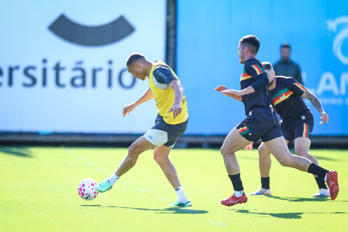 rdimortal's tweet photo. 🇪🇪 GOLEADA NO JOGO-TREINO!  O Grêmio venceu por 5x0 a equipe do SIAPERGS (Sindicato dos Atletas Profissionais do RS), nesta tarde, em jogo-treino no CT Luiz Carvalho. 

A atividade foi dividida em dois tempos de 45 minutos e contou com os gols de Pavon, Kannemann, Tetê, Matheus Nascimento e Nardoni para decretar a vitória tricolor.

Fotos: Lucas Uebel