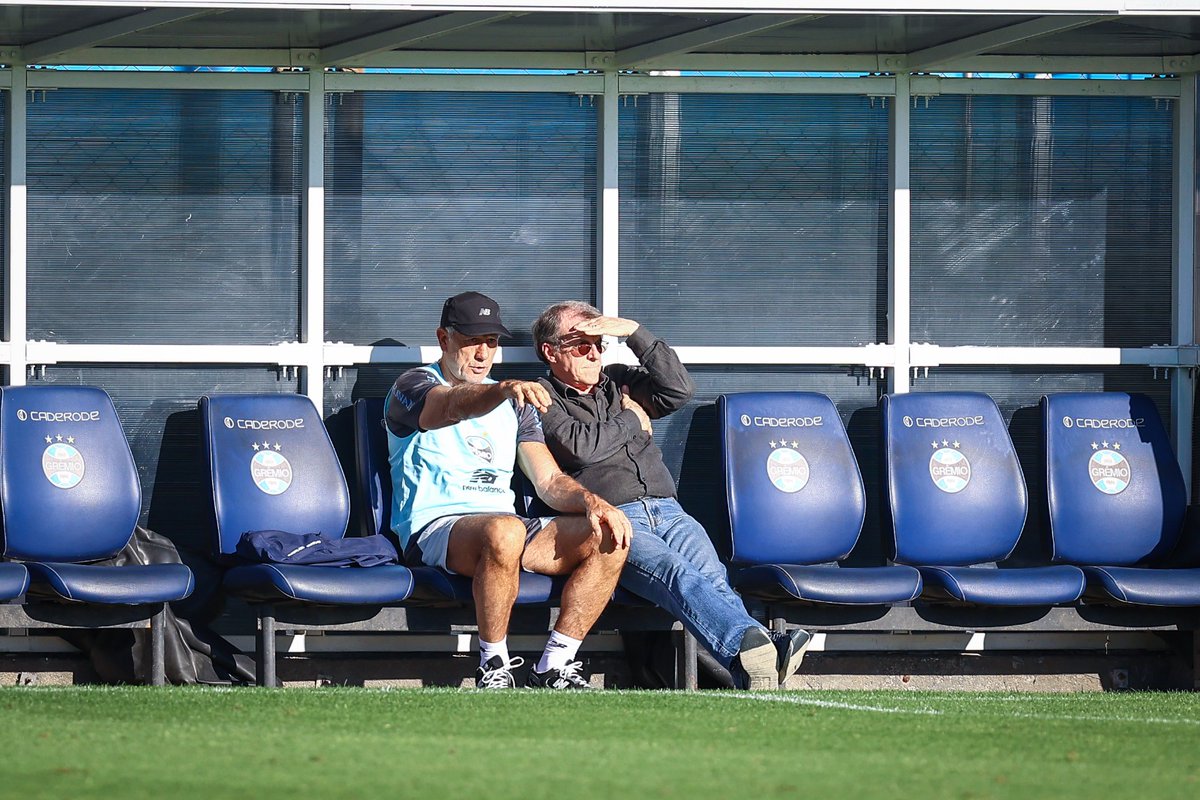 rdimortal's tweet photo. 🇪🇪 GOLEADA NO JOGO-TREINO!  O Grêmio venceu por 5x0 a equipe do SIAPERGS (Sindicato dos Atletas Profissionais do RS), nesta tarde, em jogo-treino no CT Luiz Carvalho. 

A atividade foi dividida em dois tempos de 45 minutos e contou com os gols de Pavon, Kannemann, Tetê, Matheus Nascimento e Nardoni para decretar a vitória tricolor.

Fotos: Lucas Uebel