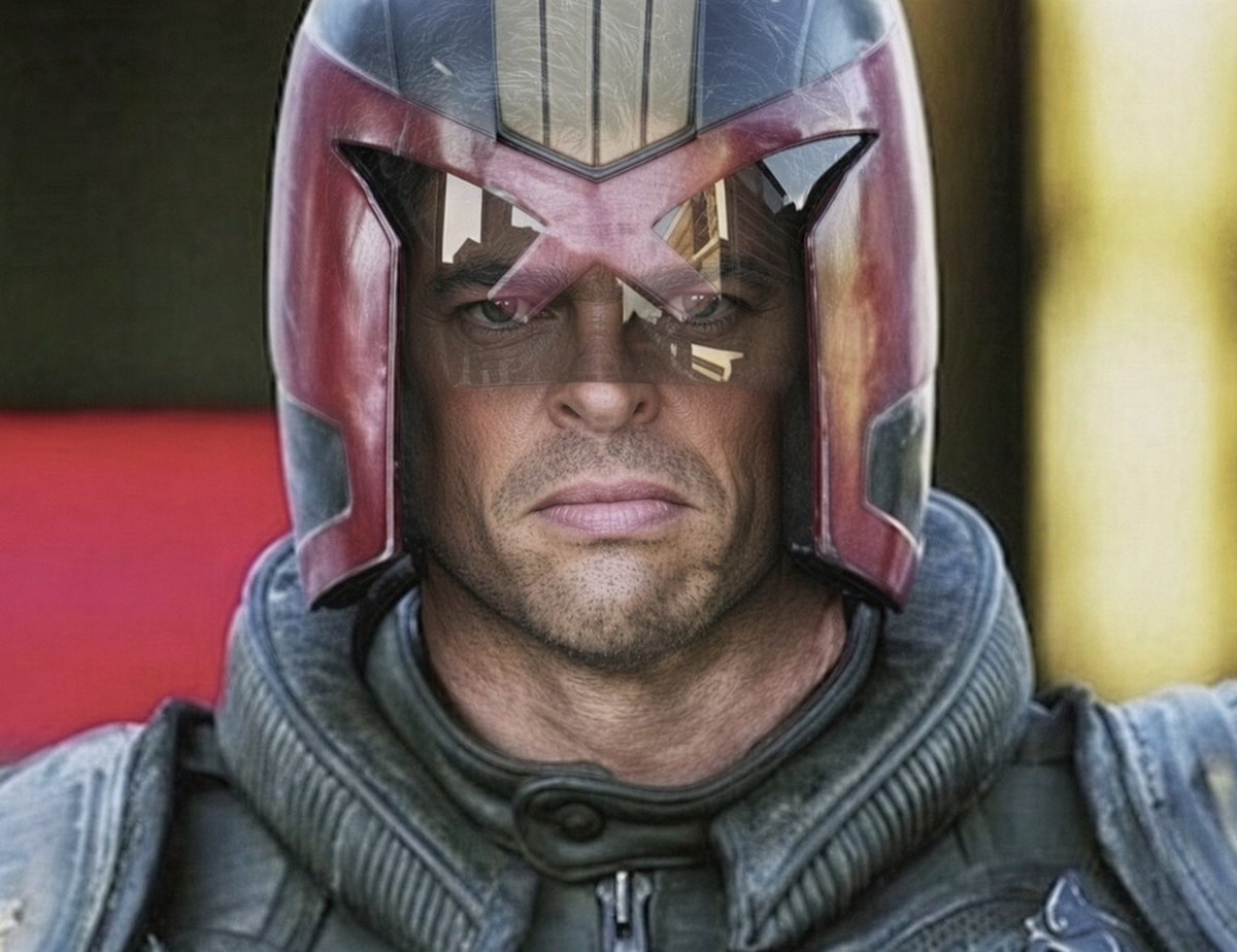 alex_malets's tweet photo. Looks like the old helmet design was more practical. Eye visibility blocked by an art director’s vision. https://t.co/Ih6YjopDCK