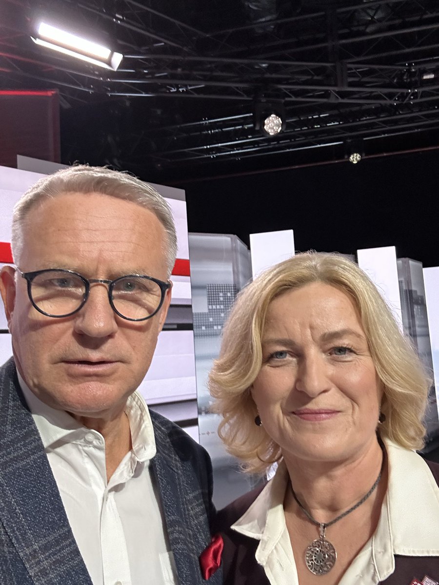 NaurisPuntulis's tweet photo. 2:09
Divas stundas un deviņas minūtes šovakar klātienē, premjeru debatēs gaidīju lidz tika pieminēts vārds: “ Kultūra”
Paldies Ize Indriksone! https://t.co/RO2eKmIOBN