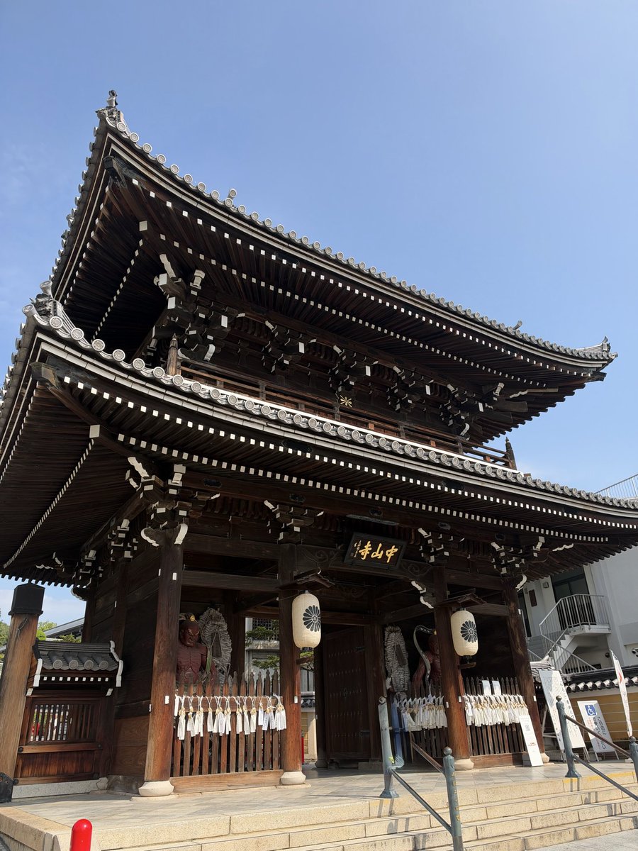 snaka110's tweet photo. おはようございます。西国33所特任中先達の旅は札所24番中山寺にお参りしました🙏9/24参拝 今回は2寺だけ参拝でゆっくりとお参り🙏 おばあさんと娘らしき人がお参りしてて おばあさんが あの青い塔を近くで見たいと言われて無理と娘に言われたのでエレベーター🛗教えてあげたら喜ばれてた🙏 #西国巡礼 https://t.co/yQi93oZAaO