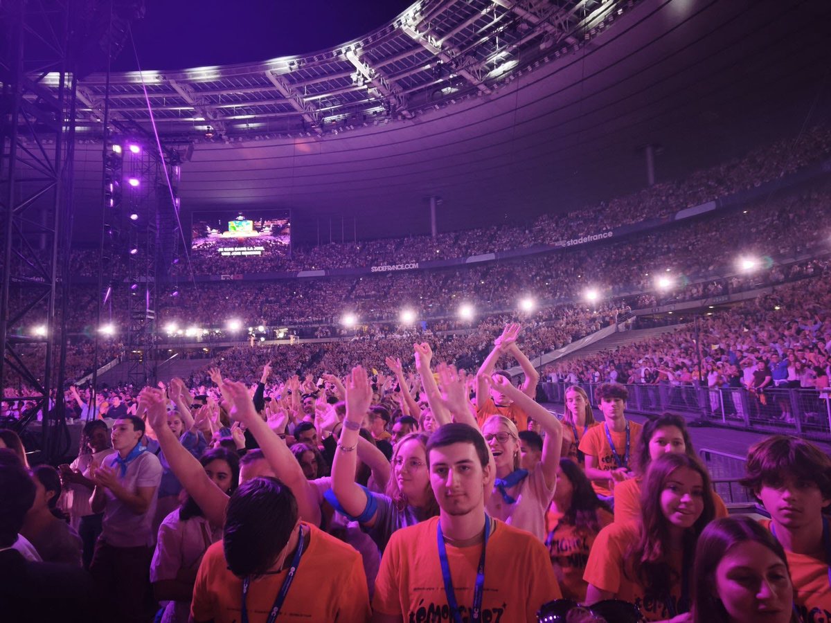 LBleuBlancRouge's tweet photo. Je mets ma main à couper qu’aucun des 80000 jeunes présents au Stade de France vendredi dernier pour la venue du pape Léon XIV n’a été blessé ou interpellé cette semaine aux abords de son lycée. 

Et vous ? 🙃 https://t.co/iZV1yrJZh8