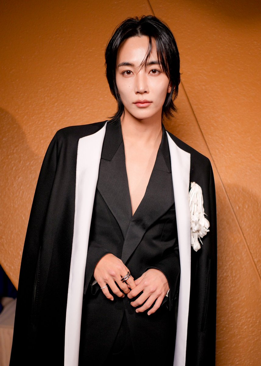 billboard's tweet photo. SEVENTEEN's Jeonghan attends the Givenchy Womenswear Spring/Summer 2027 show. https://t.co/TzMOsJYCMN