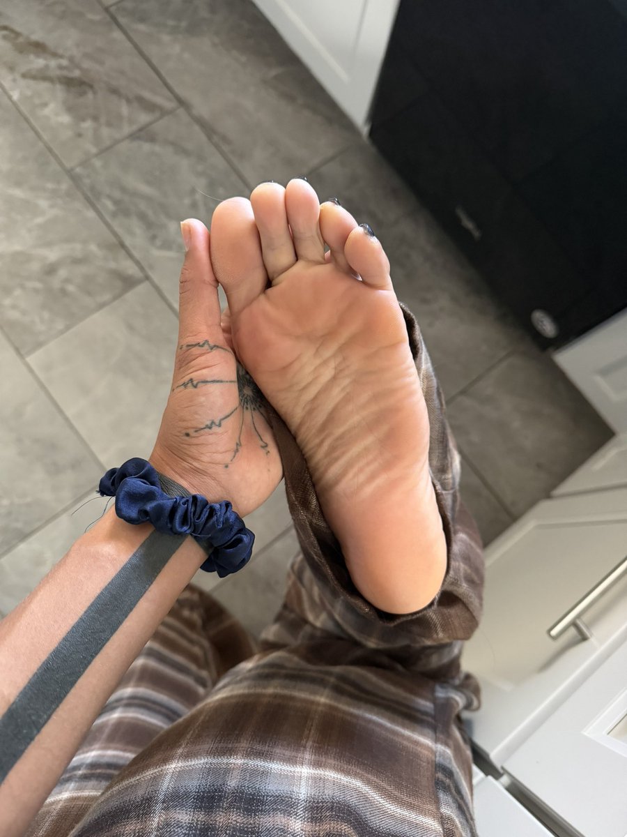 walletfox's tweet photo. Come clean this lint off my soles loser https://t.co/GAztjZub9B