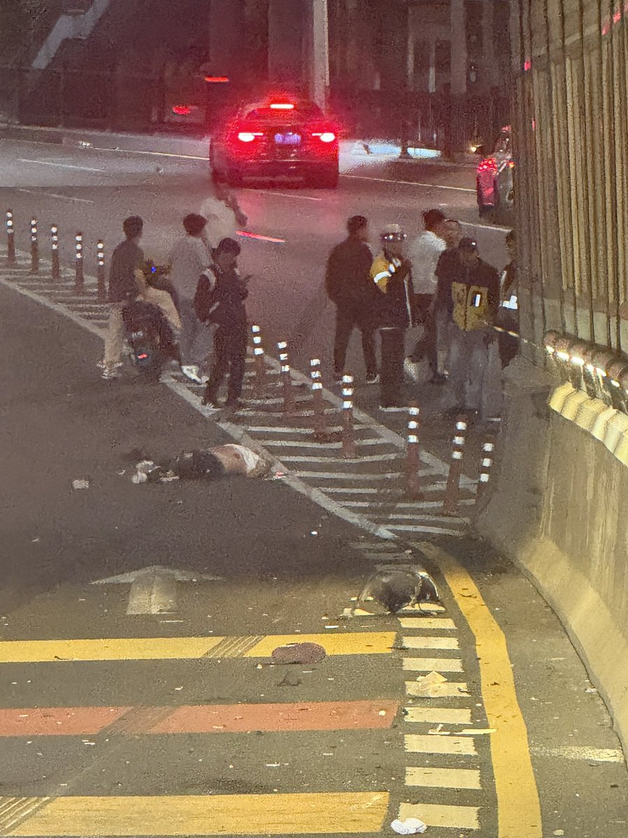 wjslxy's tweet photo. 就在刚才 4.30分 花期大道上 发生两死 交通事故 肇事者跑了 https://t.co/wX3JXMNlsu
