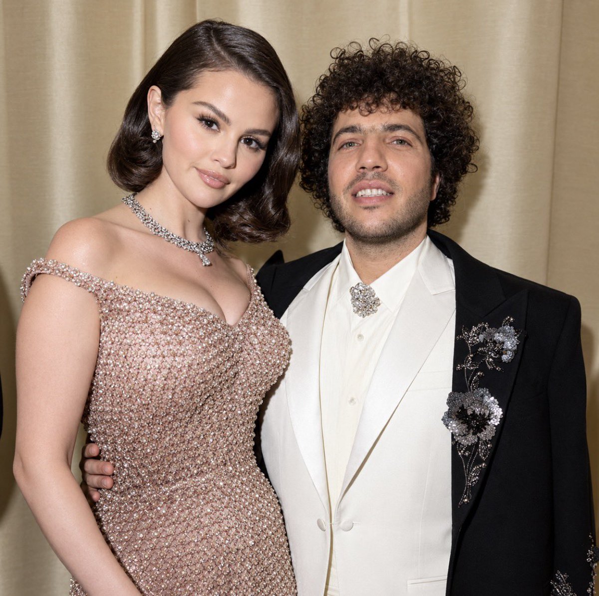 Poo_Crave's tweet photo. Selena Gomez says she wasn't nervous to be intimate with Benny Blanco despite his personal hygiene issues:
 
"Baby I used to eat raw onions. I told him lay your ass down and let Alex Russo show you some magic." https://t.co/ts6cbDvfoW