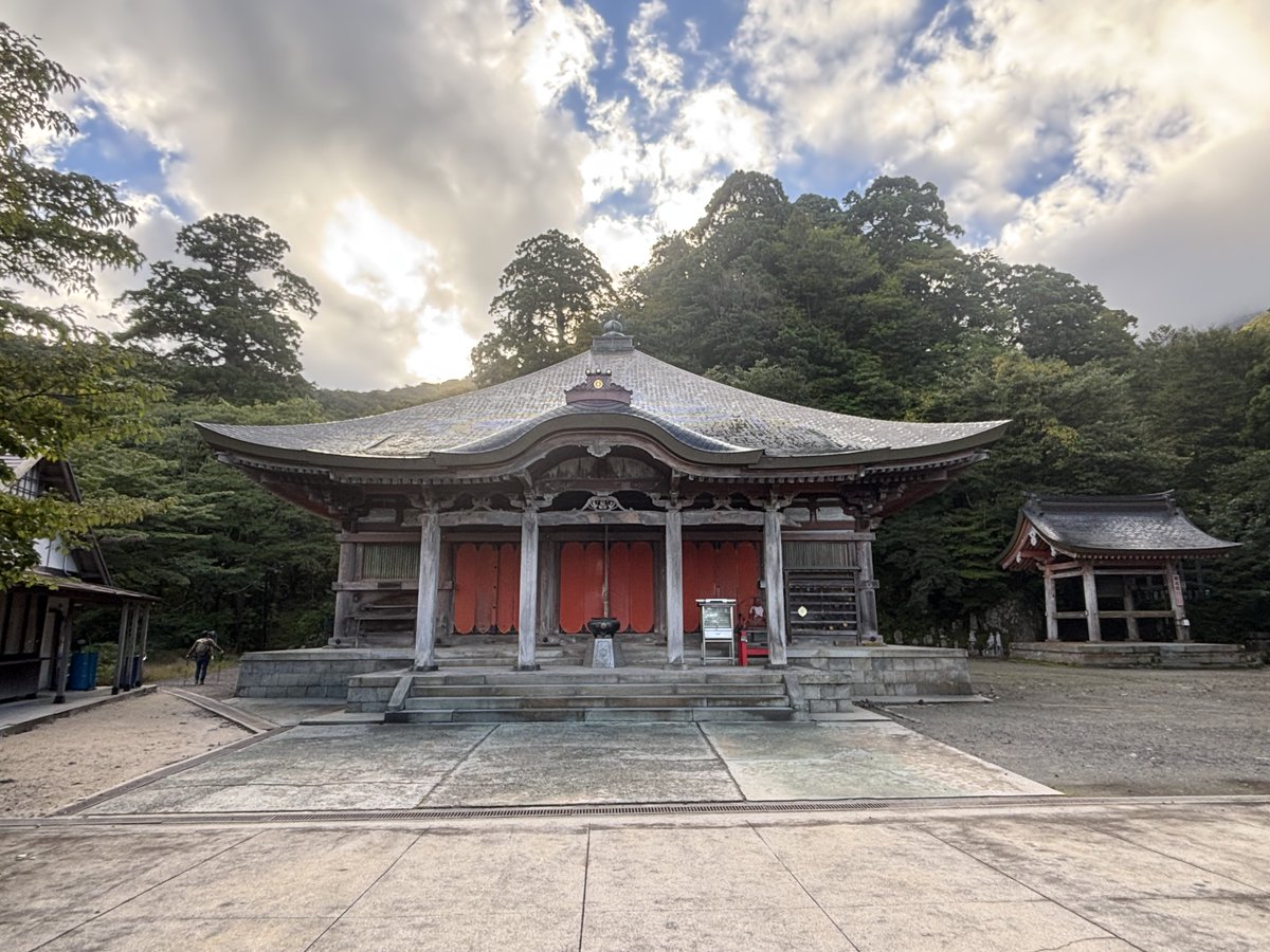 otonosora's tweet photo. 鳥取大山登山は夏山登山口と行者登山口とがある。行者登山口のほうが距離が長いとはいえ、眺望や御幸参道から入る雰囲気の良さが美点となる。 https://t.co/uVg585wBwG