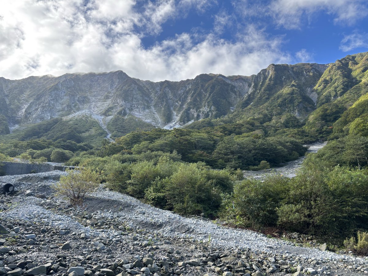 otonosora's tweet photo. 鳥取大山登山は夏山登山口と行者登山口とがある。行者登山口のほうが距離が長いとはいえ、眺望や御幸参道から入る雰囲気の良さが美点となる。 https://t.co/uVg585wBwG