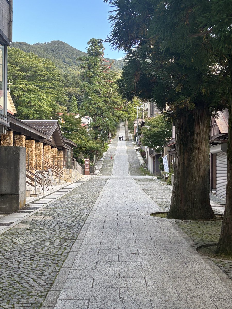 otonosora's tweet photo. 鳥取大山登山は夏山登山口と行者登山口とがある。行者登山口のほうが距離が長いとはいえ、眺望や御幸参道から入る雰囲気の良さが美点となる。 https://t.co/uVg585wBwG