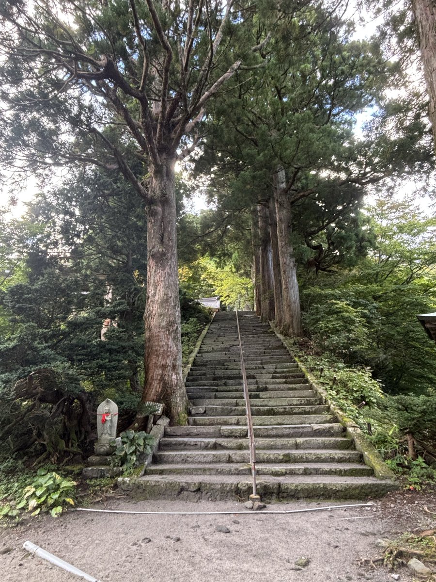 otonosora's tweet photo. 鳥取大山登山は夏山登山口と行者登山口とがある。行者登山口のほうが距離が長いとはいえ、眺望や御幸参道から入る雰囲気の良さが美点となる。 https://t.co/uVg585wBwG
