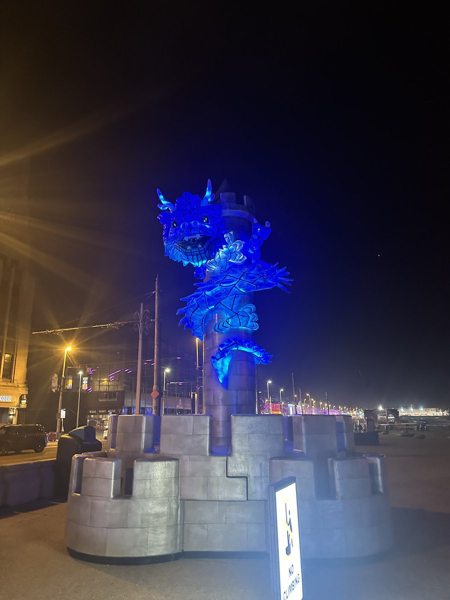 lauraHanson1111's tweet photo. Night out in Blackpool it’s fricking awesome 💛 https://t.co/gogGt2lK4i