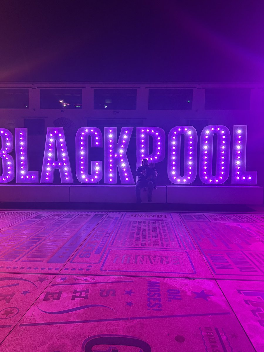 lauraHanson1111's tweet photo. Night out in Blackpool it’s fricking awesome 💛 https://t.co/gogGt2lK4i
