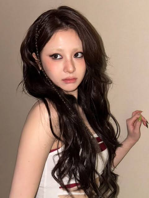 kkurazzang's tweet photo. been missing eyebrowless Yunjin lately https://t.co/WROxTBvJgL