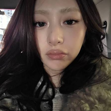 kkurazzang's tweet photo. been missing eyebrowless Yunjin lately https://t.co/WROxTBvJgL