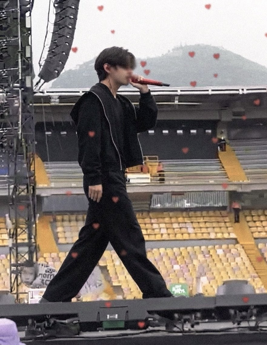 jkissthv's tweet photo. TAEKOOK FROM SOUNDCHECKS! WHO HASN’T MISSED THESE TWO PRETTY BOYS 😭💘 https://t.co/sjSdytaME0