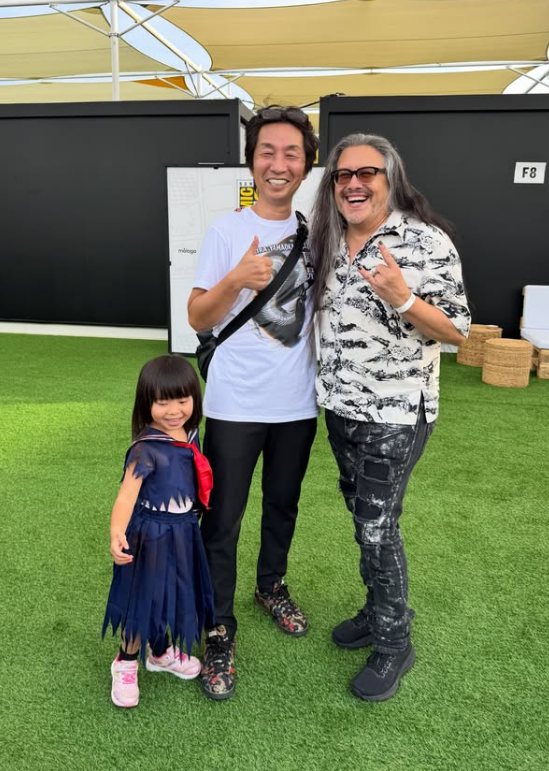 clariexplains's tweet photo. Eu não tô aguentando a filha do Akira Yamaoka (e o John Romero) vestida de Hinako do Silent Hill f https://t.co/exPKXzqH0Z
