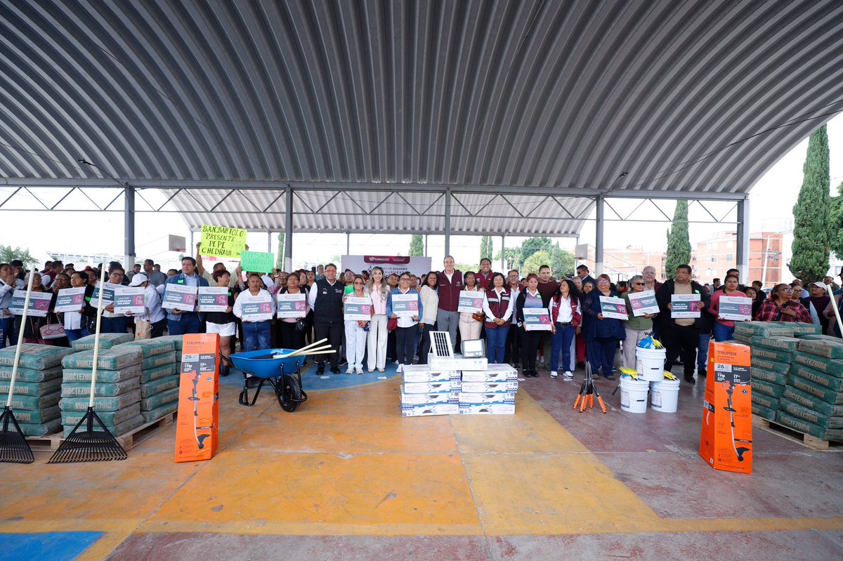 PueblaAyto's tweet photo. 24 unidades habitacionales lucirán distintas. 💡🛝
Gracias al Presupuesto Participativo 2026, el presidente @pepechedrauimx entregó insumos y apoyos para la rehabilitación de espacios comunes en unidades como San Jorge, La Flor, Agua Santa, San Bartolo y La Margarita, entre otras.
Esta intervención fortalecerá la convivencia vecinal, recuperará áreas comunes y mejorará la seguridad, atendiendo las necesidades que la propia ciudadanía priorizó, en beneficio de más de 60 mil personas.