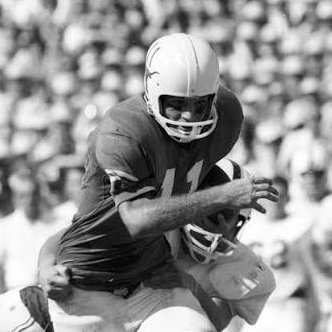 InsideTexas's tweet photo. Longhorn legend Duke Carlisle, the first Texas quarterback to lead the Horns to a national championship, passed away at 84 on Friday, the university announced.
Carlisle had many heroic moments for the Horns during the 1963 season. 🤘
Remembering Duke: https://t.co/2hY1bVzWE5 https://t.co/mYbs3hLcyY
