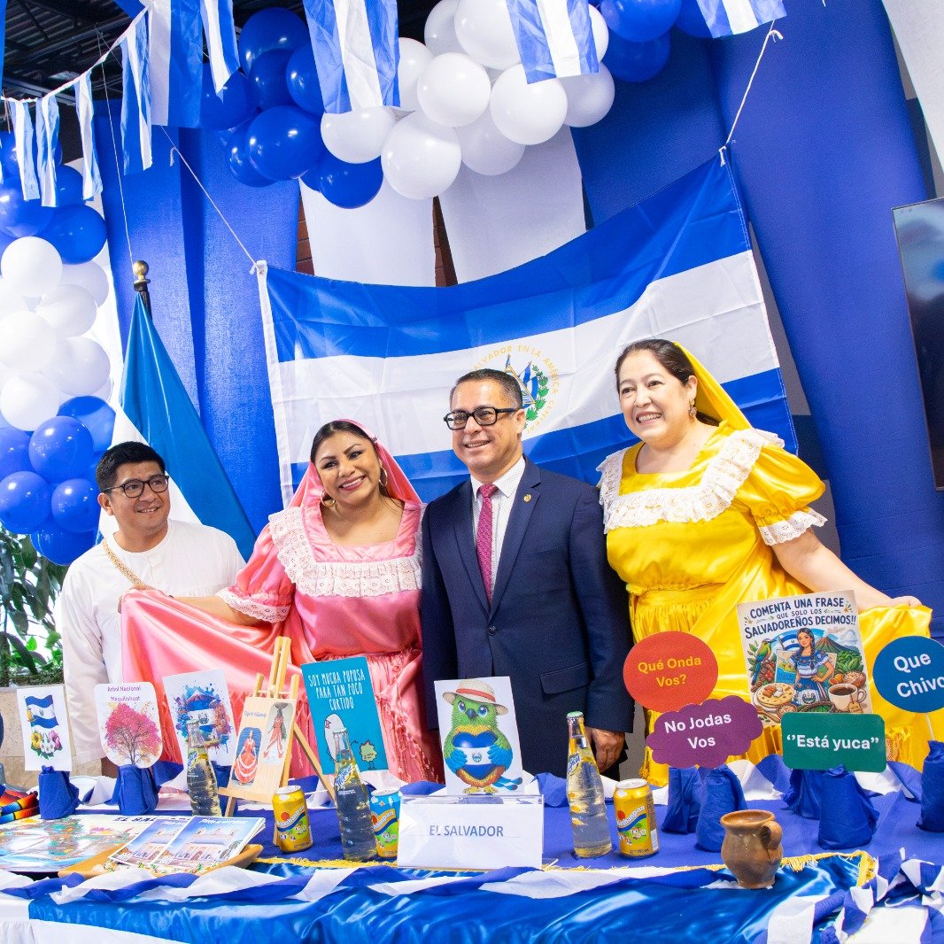 EmbHugoRod's tweet photo. 🇸🇻Finalizamos el mes Civico 🇸🇻
Un honor acompañar a la @sg_sieca en este punto de encuentro para celebrar la independencia y el legado cultural de Centroamérica. 
Compartimos tradiciones y sabores que unen y reafirman que integrar también es celebrar lo que nos identifica. https://t.co/OJgursxwrw