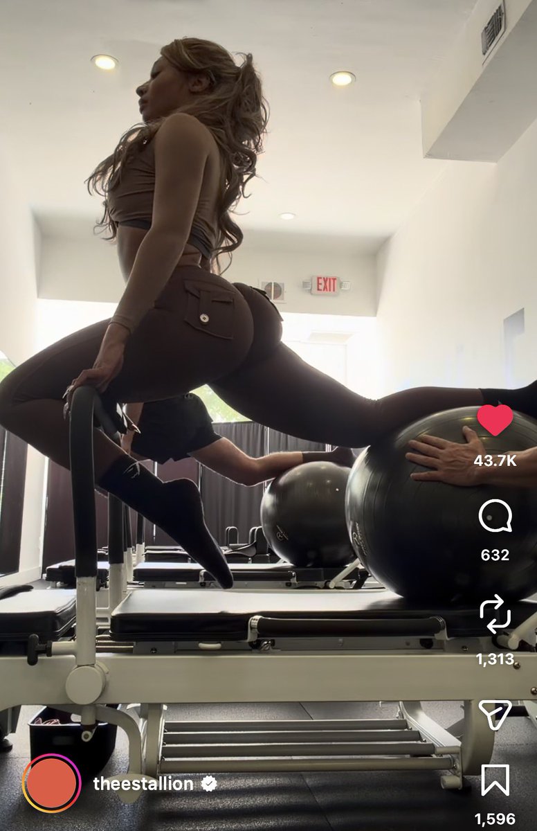 kill4stalli's tweet photo. ain't nobody looking at that damn bike she on https://t.co/7b1nIFdkTk