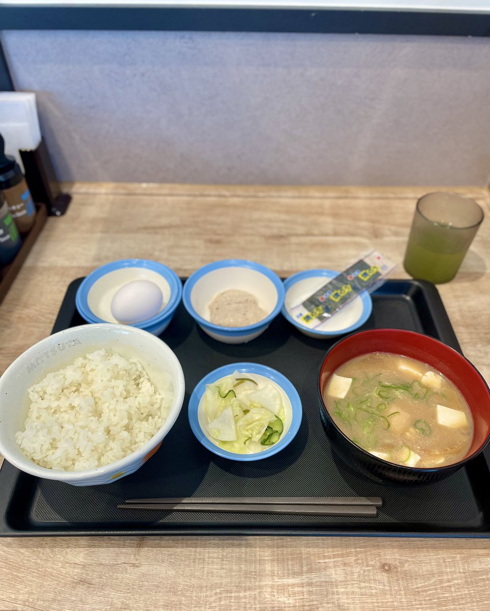 alc88pct's tweet photo. きょうの朝ごはん。
松屋の豚汁朝定食(とろろ)＋単品の生玉子。
ごはんに溶いた玉子・とろろ・ちぎった海苔を乗せて食べるのが私のお気に入りです。 https://t.co/B4KIyBZQax