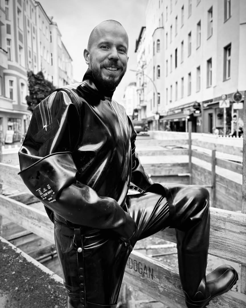 Lthrgear's tweet photo. Happy in heavy rubber https://t.co/H06Szrz6Gj