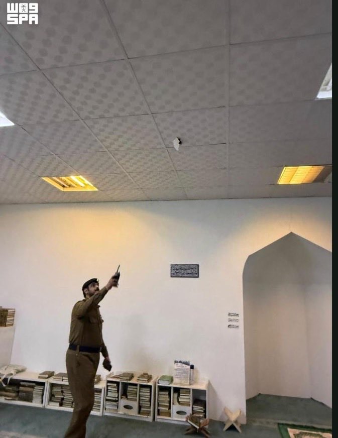 NewsNow4world1's tweet photo. الدفاع المدني السعودي: 

سقوط شظايا اعتراض صاروخ باليستي من ميليشيا الحوثي في محافظة أحد رفيدة بمنطقة عسير نتج عنه إصابة مقيم وأضرار في مصلى داخل مبنى. https://t.co/vcbJeBbFlc
