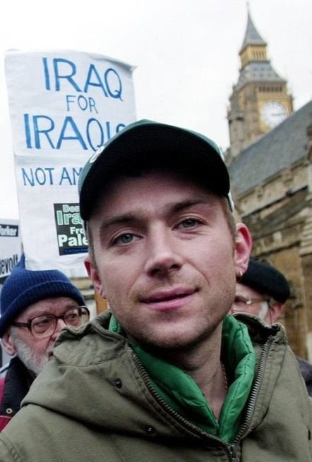 archivedamon's tweet photo. damon at an anti-war protest in 2003 https://t.co/QZupbOnM28