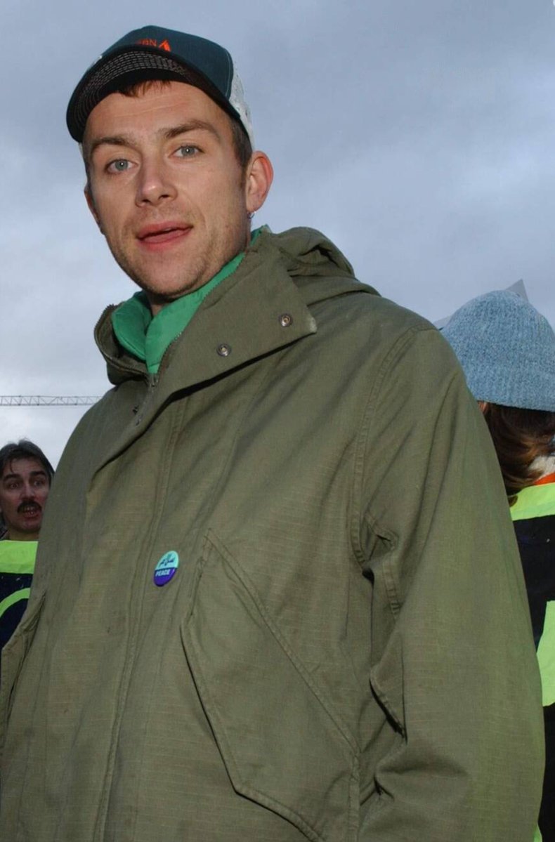archivedamon's tweet photo. damon at an anti-war protest in 2003 https://t.co/QZupbOnM28