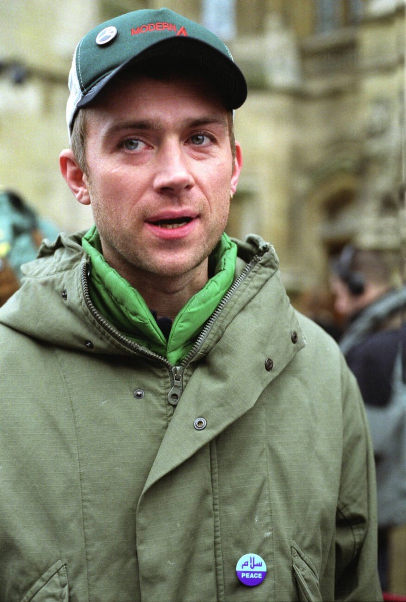 archivedamon's tweet photo. damon at an anti-war protest in 2003 https://t.co/QZupbOnM28