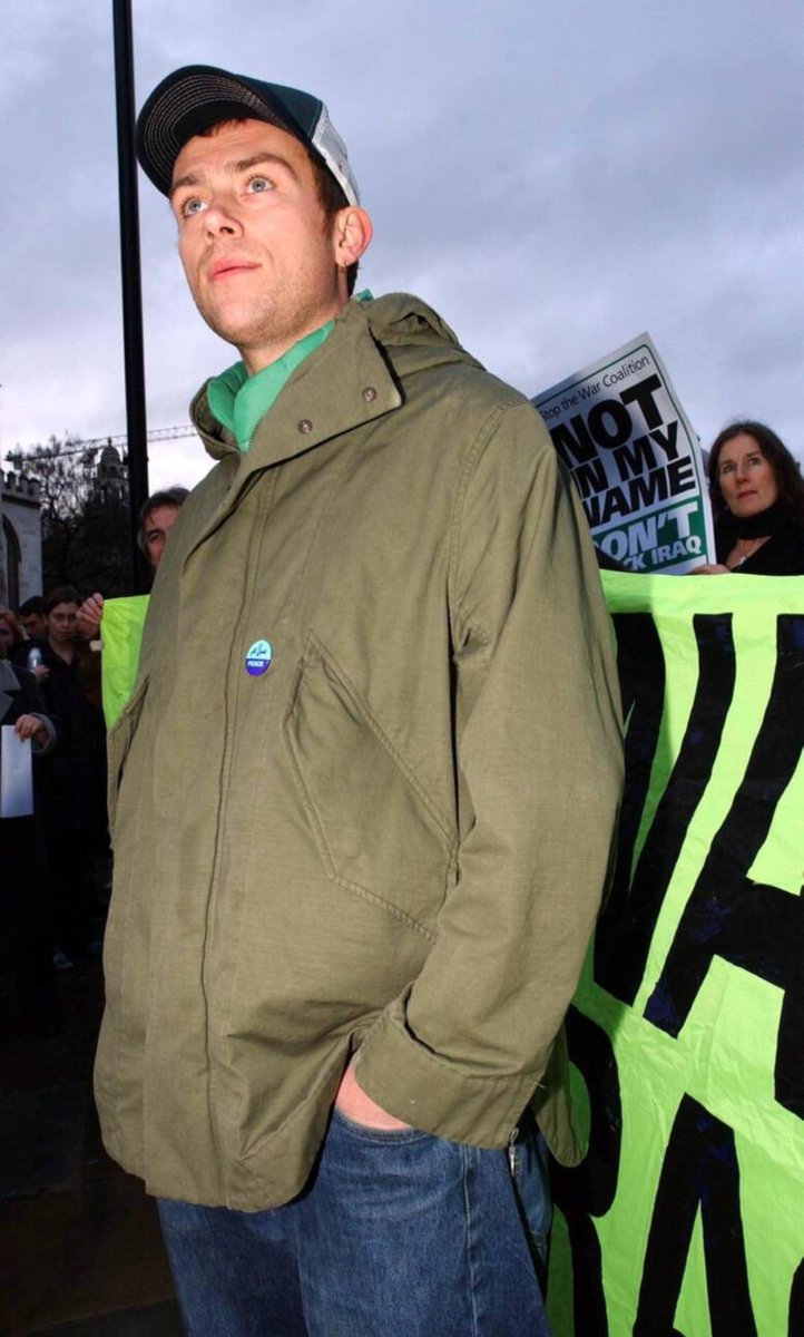 archivedamon's tweet photo. damon at an anti-war protest in 2003 https://t.co/QZupbOnM28