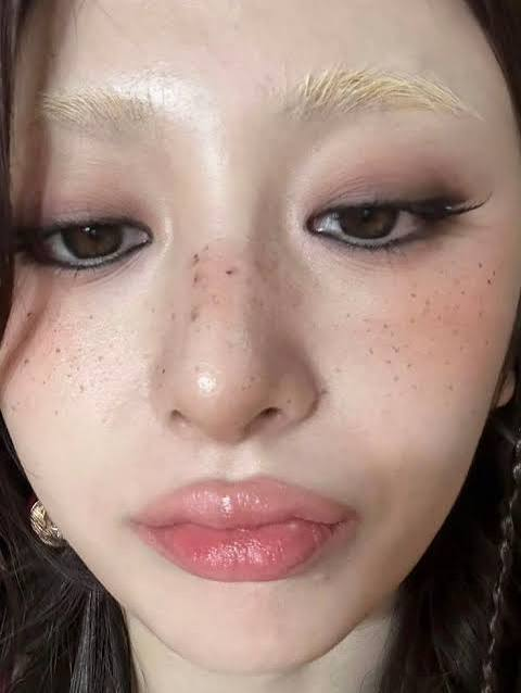 kkurazzang's tweet photo. been missing eyebrowless Yunjin lately https://t.co/WROxTBvJgL