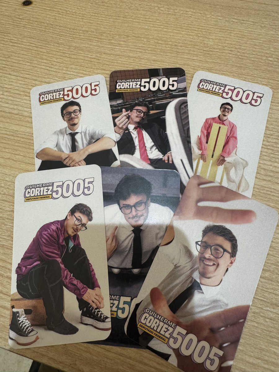 acamisarasgada's tweet photo. Fui na banquinha da paulista do meu bestie @cortezpsol e garanti meus fotocards e adesivos https://t.co/RBOybeSDVA