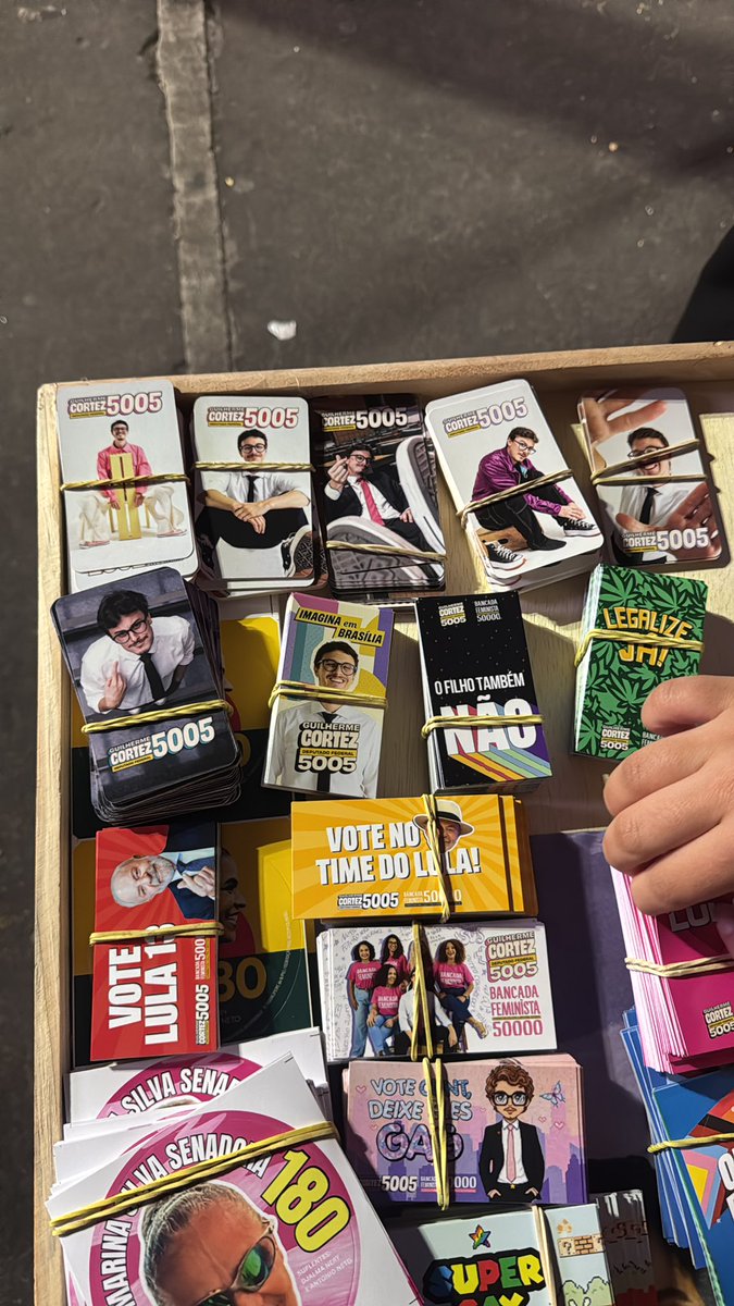 acamisarasgada's tweet photo. Fui na banquinha da paulista do meu bestie @cortezpsol e garanti meus fotocards e adesivos https://t.co/RBOybeSDVA