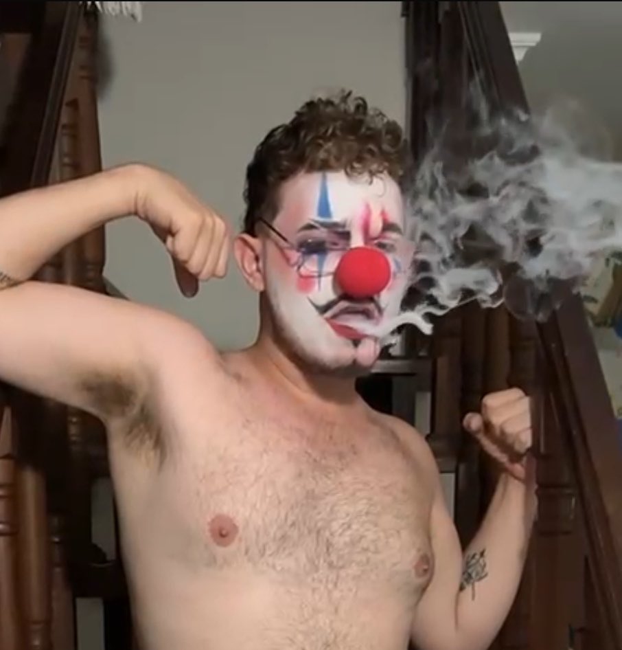 D_clownboy's tweet photo. Smoking clown https://t.co/Ni2Mje7Ihs