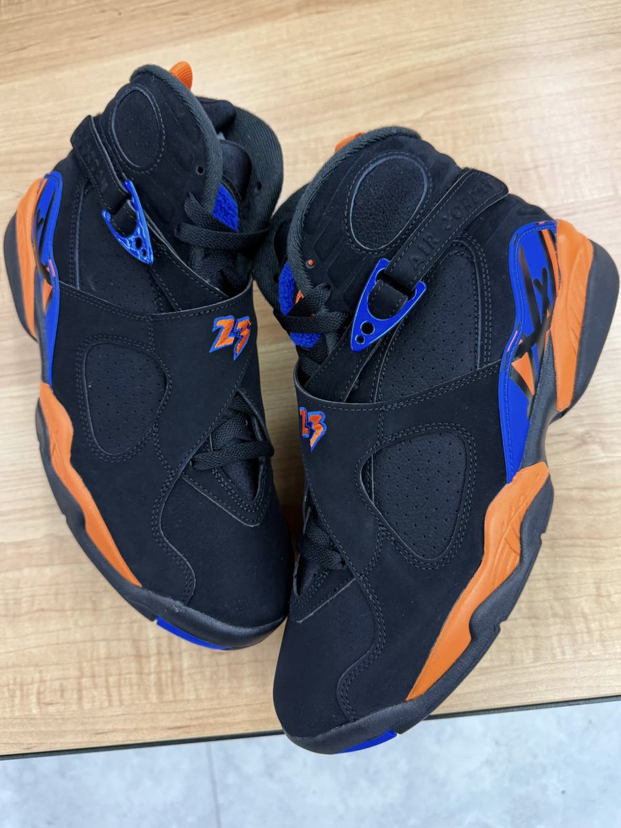 zSneakerHeadz's tweet photo. IN-HAND LOOK: Air Jordan 8 “Knicks” 💙🧡🏆
Releasing on December 24. https://t.co/H3InVgxH2o