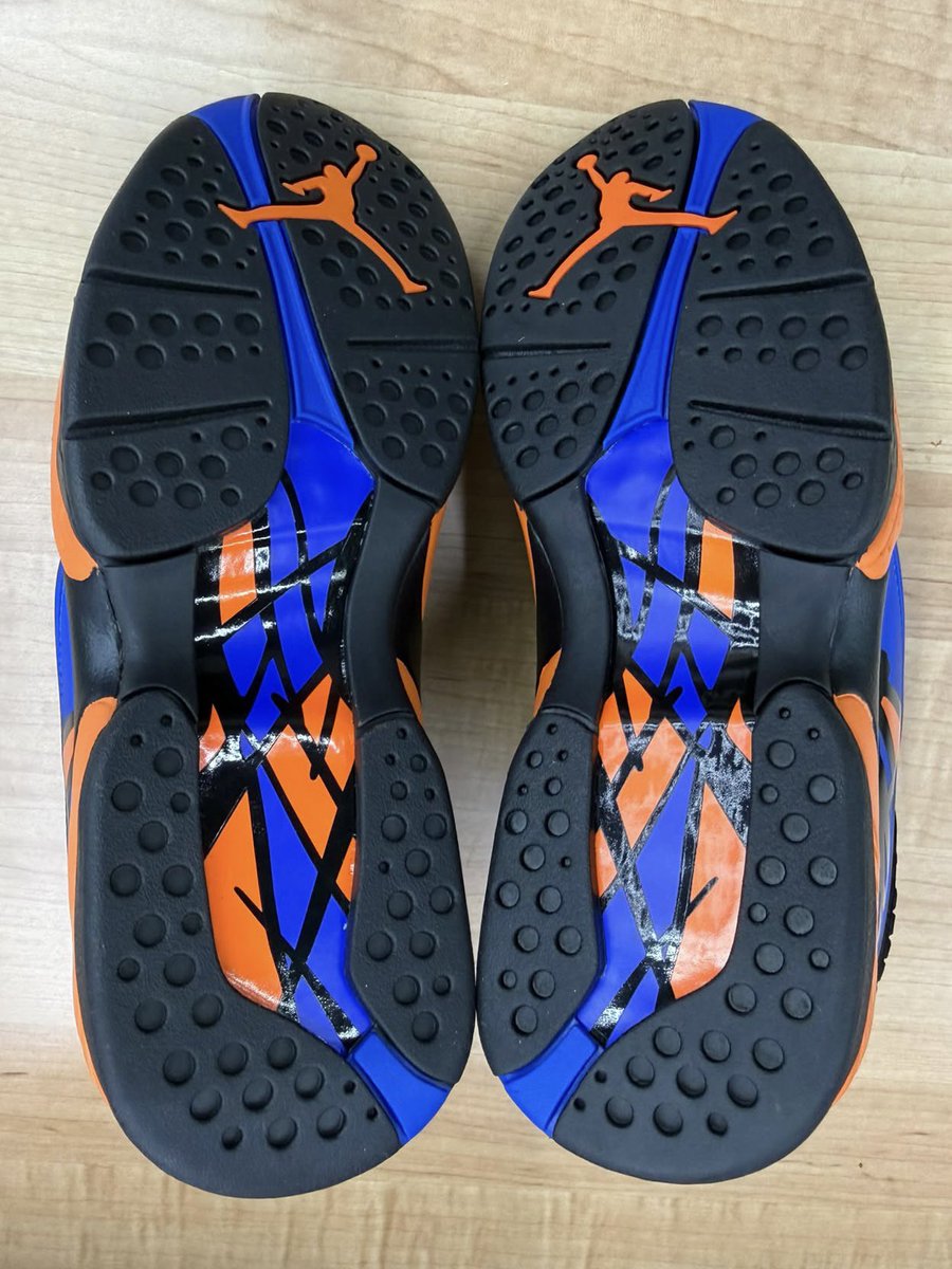 zSneakerHeadz's tweet photo. IN-HAND LOOK: Air Jordan 8 “Knicks” 💙🧡🏆
Releasing on December 24. https://t.co/H3InVgxH2o