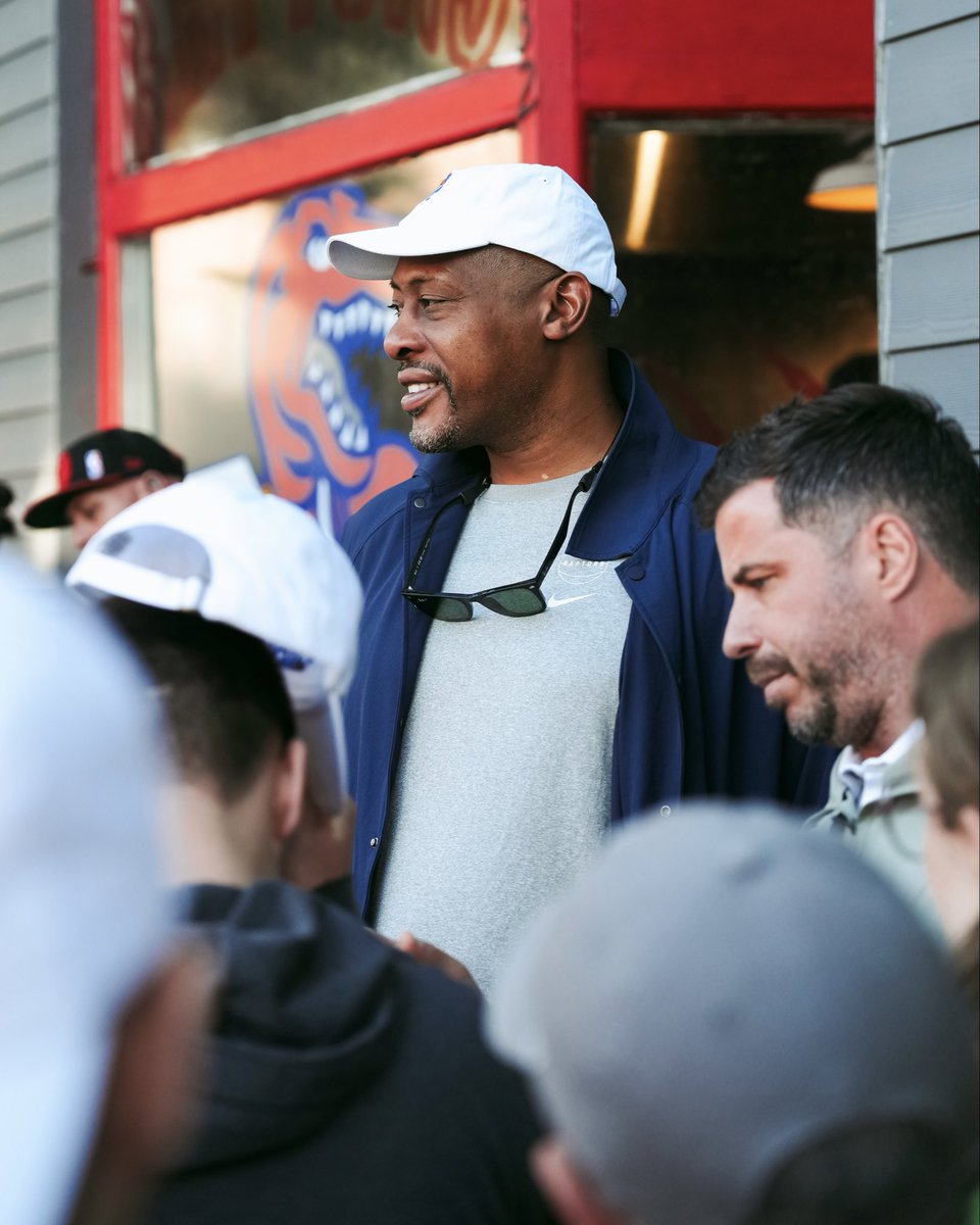 Raptors's tweet photo. We got some special guests who came out to the Raptors Pop-Up in Québec City 👀🤝 https://t.co/BkVTSA2pIj