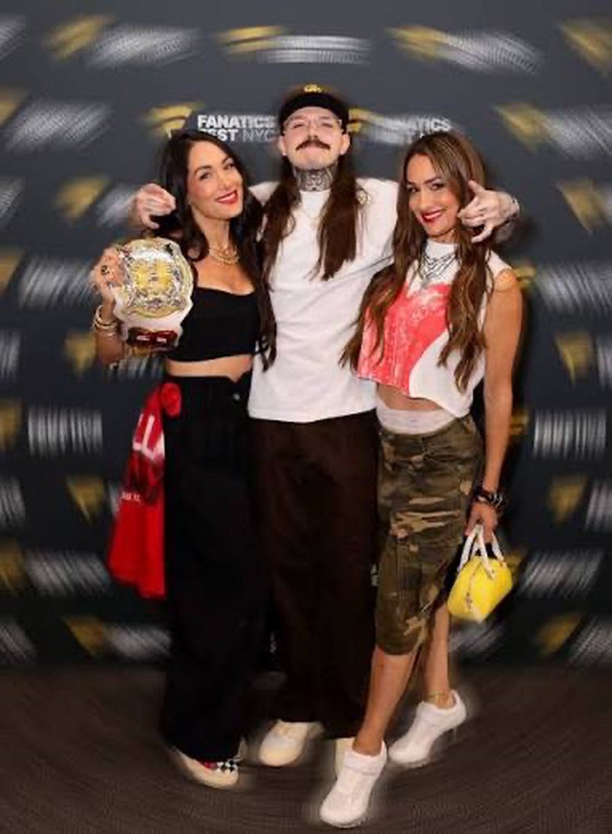 thebellaqueen2's tweet photo. My sister and I love spending time with our favorite Mysterio https://t.co/8ups43MxYY