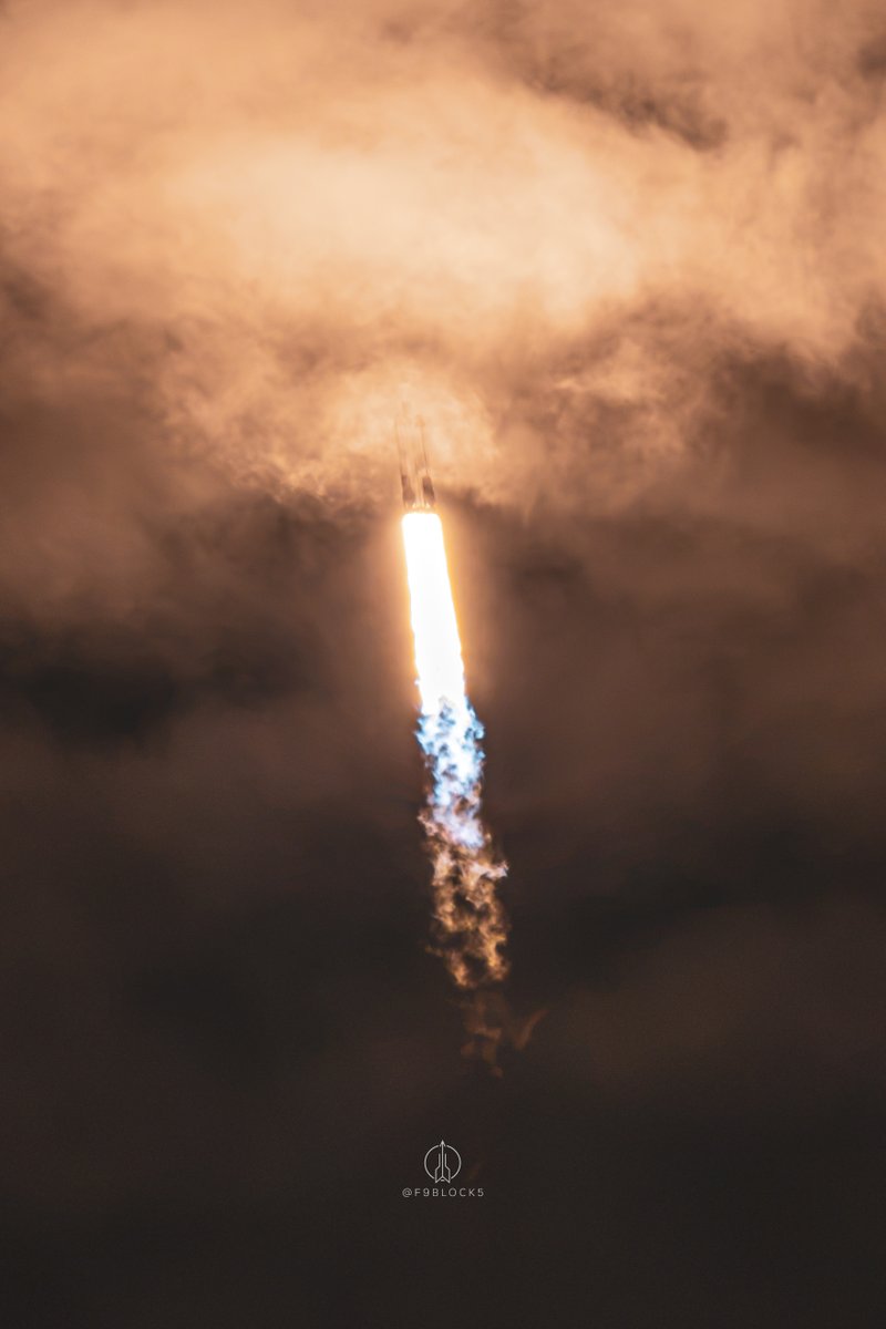F9Block5's tweet photo. More Falcon Heavy from last night https://t.co/aJBQHx85yo