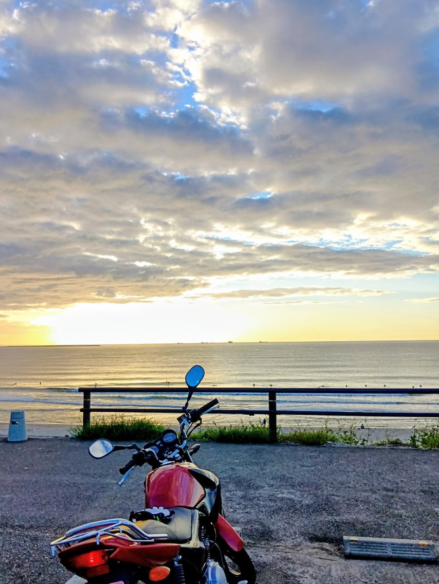 Pengiesfp's tweet photo. Saturday morning.

It's been about three weeks since I last came to the beach, I think?

It's getting a bit too cold to run around in just jeans, but the air feels great.

Surfers, be careful not to catch a cold! 👍
＃YBR125 https://t.co/yrLVBl3RVB