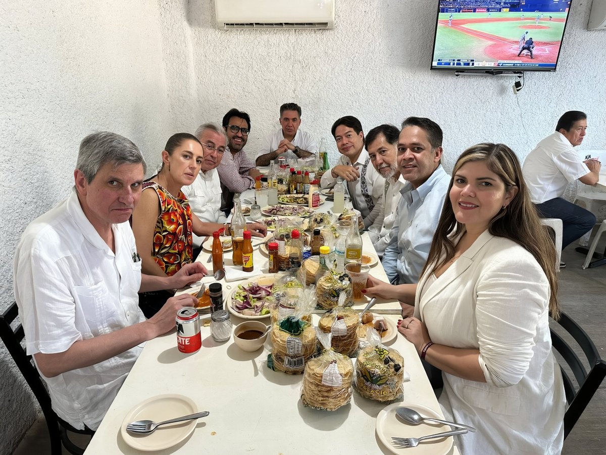 vampipe's tweet photo. Unos son unos mafiosos del crimen organizado planeando fechorías, los otros son una ilustración del cliché de los gángsters de los años 20s hecha con IA. https://t.co/0iHcCoar9O